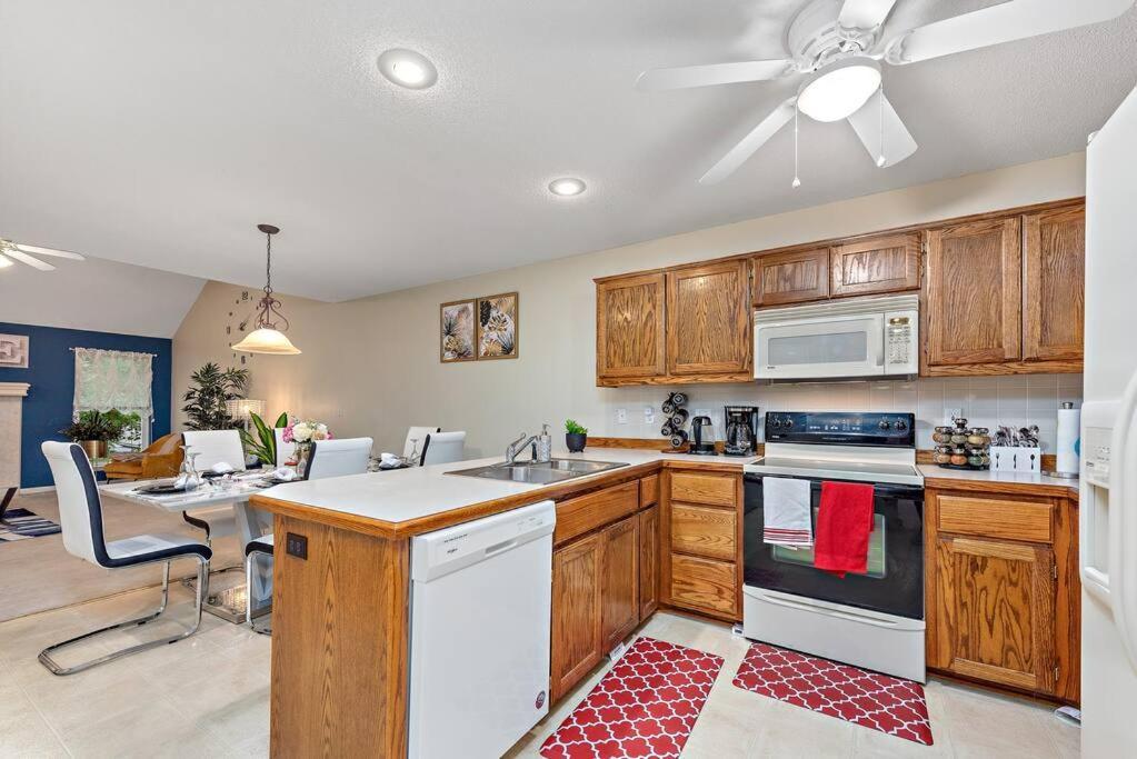 Beautiful Townhome, 11 Minutes To Downtown, Kcmo. Kansas City Eksteriør bilde